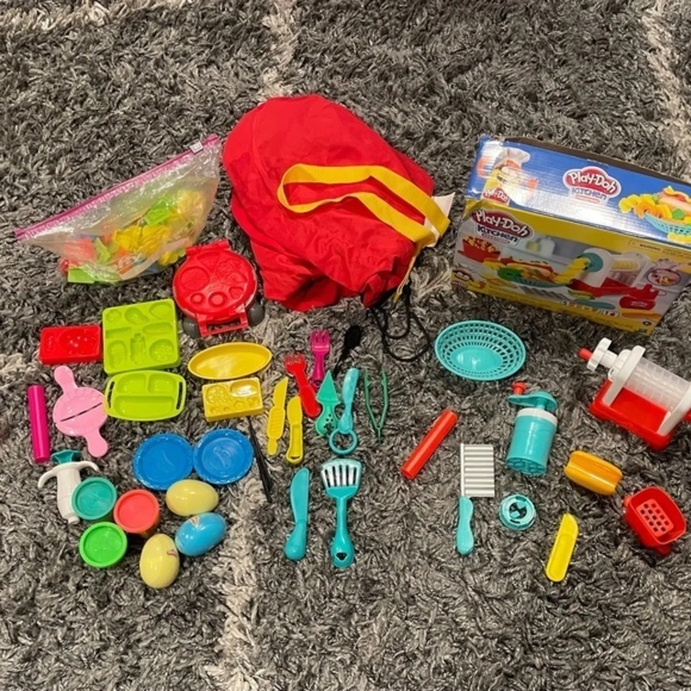 Hasbro PlayDoh Kitchen Creations Burger Fries Messy Mat ABC Arts & Crafts Bundle